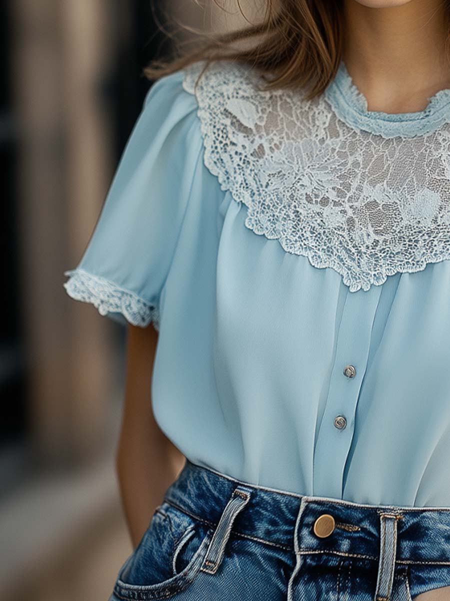Dames Delicate Lichtblauwe Blouse met Kantafwerking