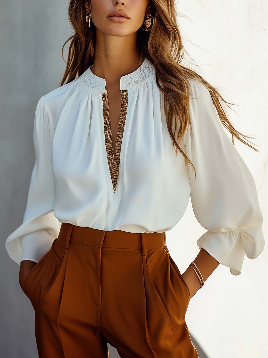 Chique Witte Geplooide Blouse met Geborduurde Kraag