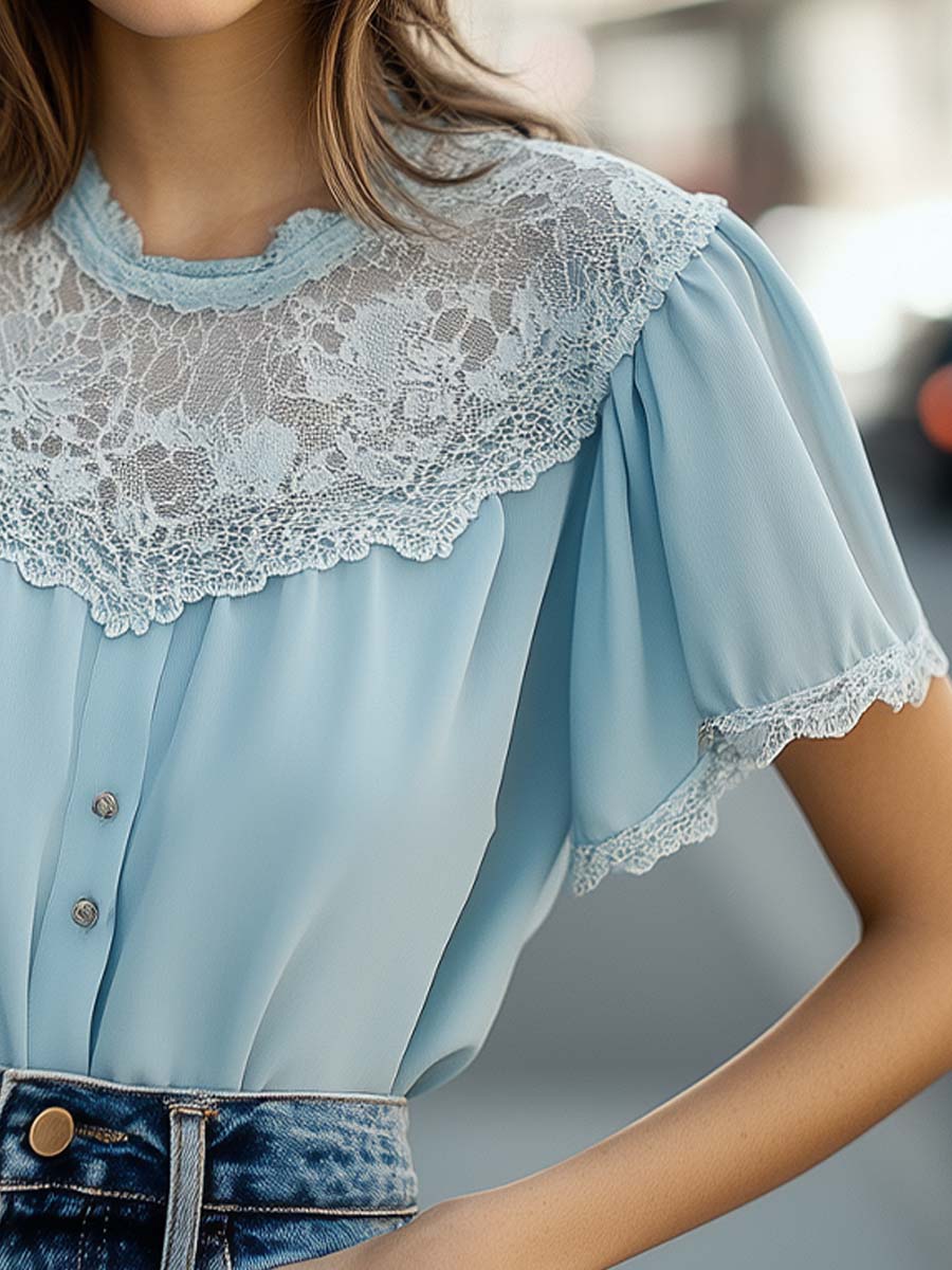 Dames Delicate Lichtblauwe Blouse met Kantafwerking
