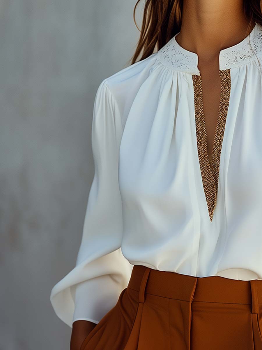 Chique Witte Geplooide Blouse met Geborduurde Kraag